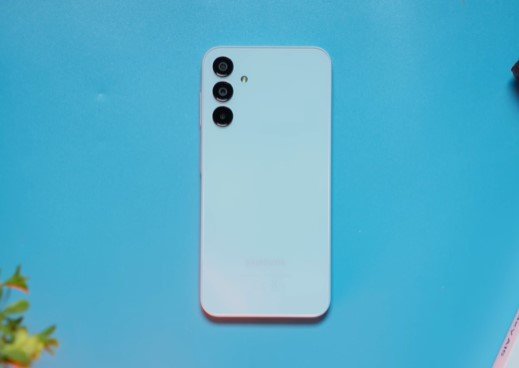 الهاتف Galaxy A15 موضوع على مكتب فارغ يُظهر تصميمه