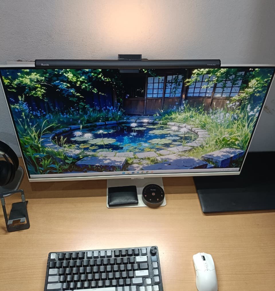 Quntis monitor light bar focus desk setup glowing on wall without screen glare