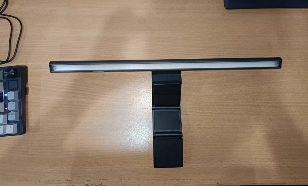 Quntis Monitor Light Bar Focus flat build quality on wooden desk